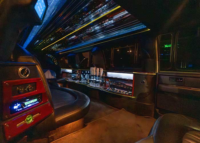 14 Passenger Lincoln Navigator Stretch Limo - View 3